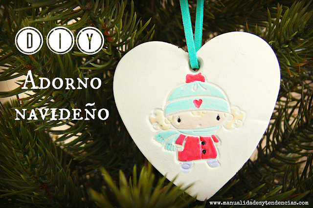 Adorno navideño casero en forma de corazón de arcilla