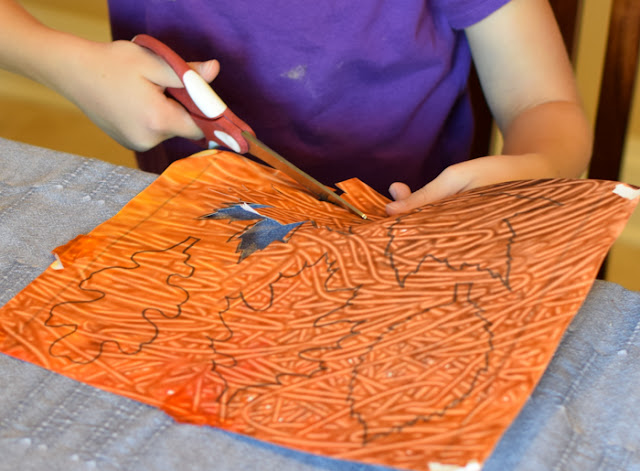 Easy fall craft for kids- Marble Painted Leaf Garland. Use this fun process art technique to make a pretty decoration for fall! Great activity for preschool, kindergarten, or elementary.