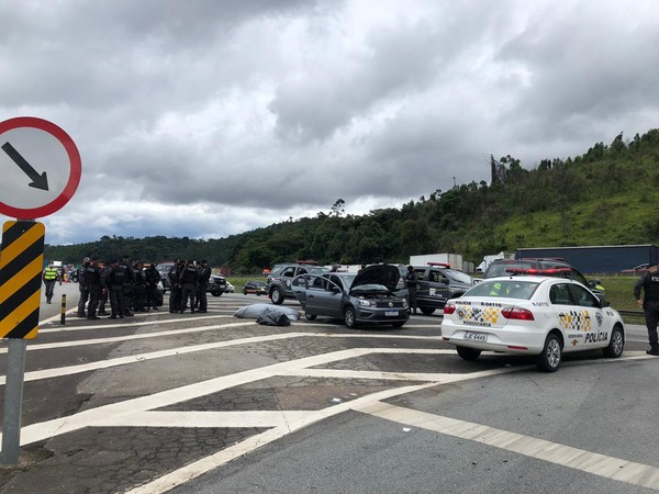 Quatro bandidos de banco morrem em confronto com policiais da ROTA na rodovia dos Bandeirantes em Jundiaí