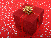 赤い背景とプレゼント箱 | クリスマスプレゼントの写真素材