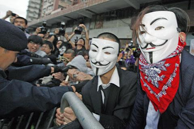 Dân Hong Kong thân dân chủ, đeo mặt nạ của nhóm Anonymous, xô xát với cảnh sát trong một cuộc biểu tình phản đối chính phủ Trung Quốc can thiệp vào cuộc bầu cử ở Hong Kong