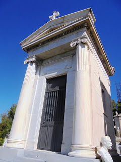 το ταφικό μνημείο του Οίκου Πιαλόπουλου στο Α΄ Νεκροταφείο των Αθηνών