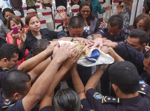 Policías cristianos orando por institución Policía Nacional de Honduras