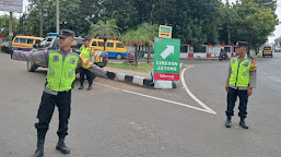 Satgas Ops Ketupat Lodaya 2024 Polsek Sindang Polres Indramayu Berikan Petunjuk Jalan bagi Pemudik