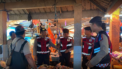 Sat Samapta Polres Toraja Utara Patroli Dialogis di 2 Pasar Tradisional Berikan Rasa Aman