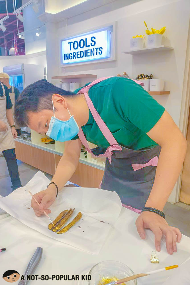 Making your own cake in BakeBe, Metro Manila