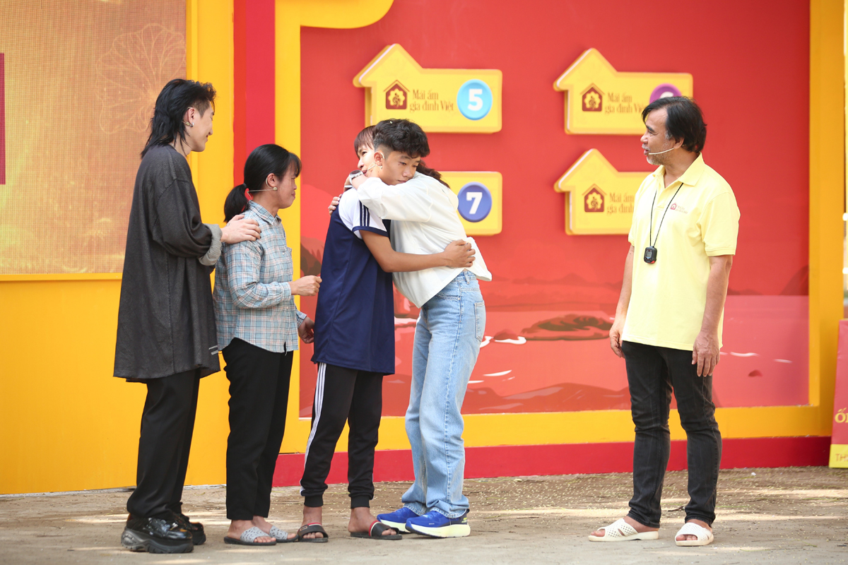 MC Quyền Linh cảm phục cách dạy con thành người tử tế của người mẹ nghèo tại Mái Ấm Gia Đình Việt