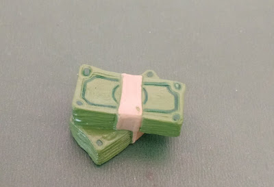 Miniatura de vinil estática de cédulas de dólares (green back) em dois maços juntos- 2,2 cm de comprimento; 1cm  largura e 1,2 cm altura R$ 6,00
