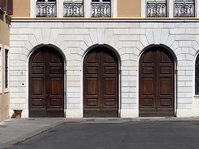 Tre port del palazzo Comunale, piazza del Municipio, Livorno