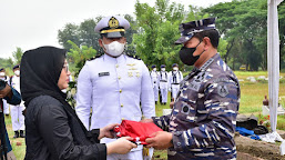  Empati Mendalam, Kasal Hadiri Pemakaman Dua Pilot Pesawat Latih Bonanza TNI AL