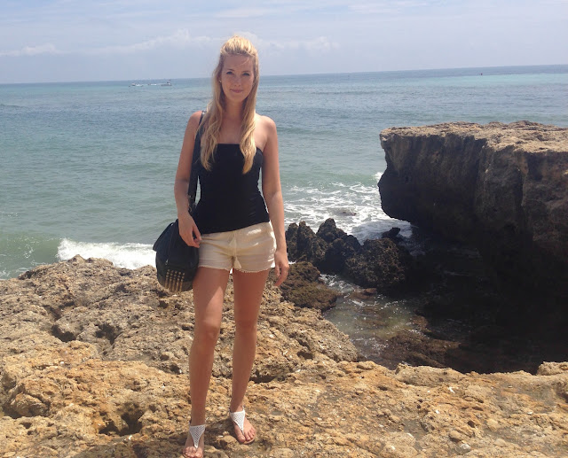 TheBlondeLion Travel Look Albufeira Algarve Shorts Beach Halfbun Topknot http://www.theblondelion.com/2015/05/travel-look-albufeira-beach-walk.html