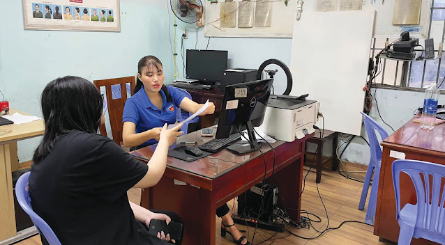 Công an Phường 19 hướng dẫn người dân  đăng ký định danh điện tử VNeID. (Ảnh: P. Việt)