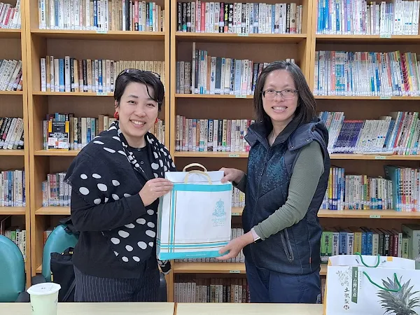 ▲武藏野大學藤浦五月老師(左)與大葉應日系李美麗主任(右)互贈禮品。（記者林明佑翻攝）