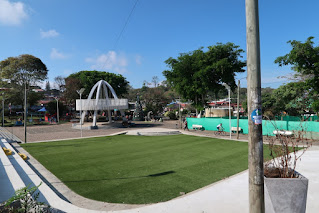 park in Puriscal with amphitheater, kiosk, play equipment and fake grass
