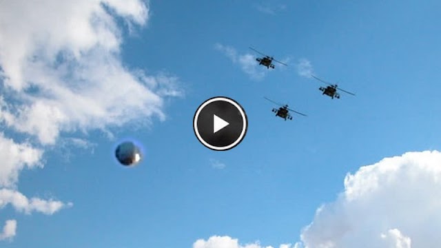 EUA, Califórnia, três helicópteros militares pretos observam de perto um OVNI acima de Los Angeles
