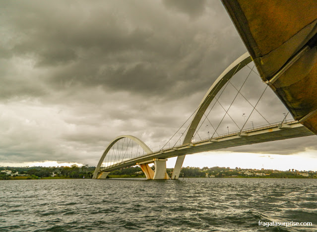 Ponte JK, Brasília, vista durante passeio de barco no Lago Paranoá