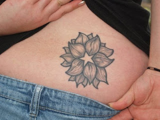 Tatuagem na cintura projeto da flor