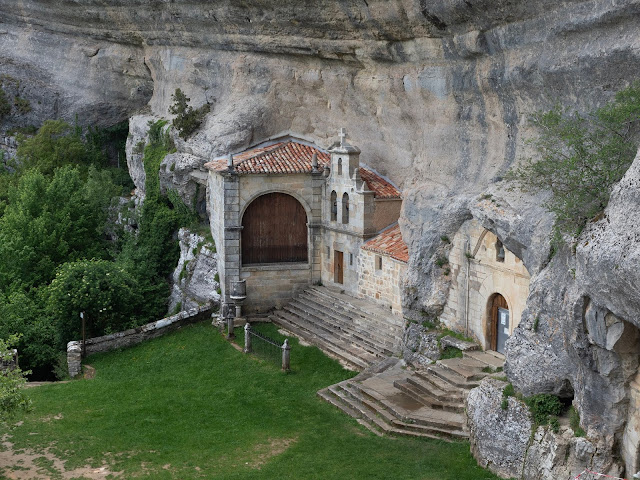 Ermita de San Bernabé excavada en una roca