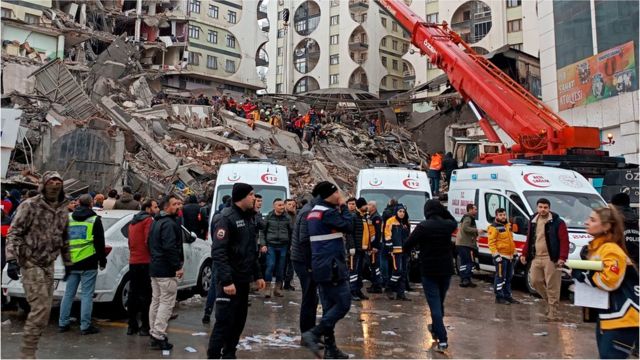 زلزال مدمر في تركيا وسوريا نتج عن مقتل 1300 شخص