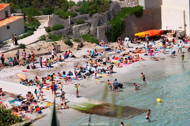 Calanques de Marseille et plage surpeuplée