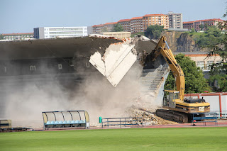 Derribo de la tribuna de la ciudad deportiva San Vicente