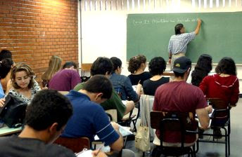 Educação: Brasil tem dificuldade de atrair jovens para a carreira de professor