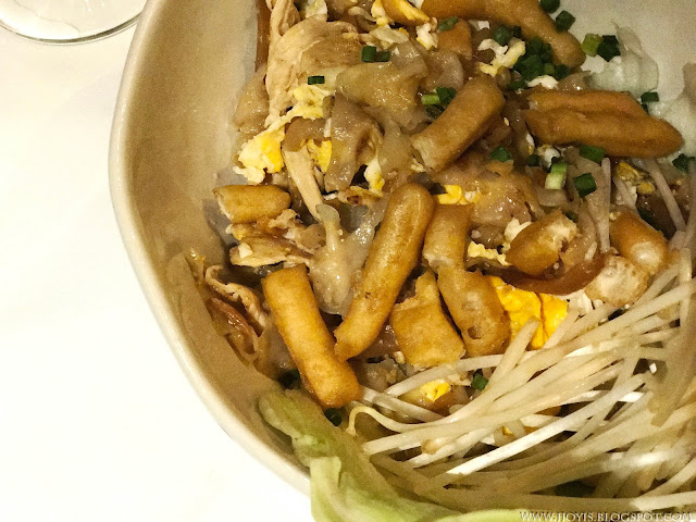 greyhound cafe siam center phad thai