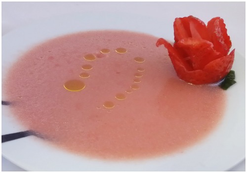 Un puré de fresas con pimiento y pepino