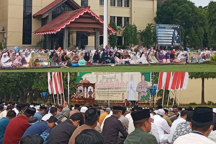 Kapolda Sulsel Sekeluarga Shalat Idul Adha 1443-H / 2022- M Bersama Personil Dengan Masyarakat 