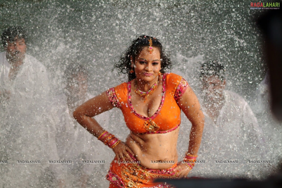 Suja Varunee dances in "Machi Suthtungada" song from the movie "Singakutty"
