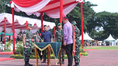Dansatgas TMMD Ke-118 Tandatangani Dan Serahkan Naskah Berita Acara Kepada Walikota Medan.