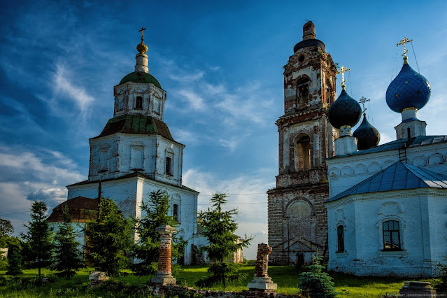 Две старые кирпичные церкви