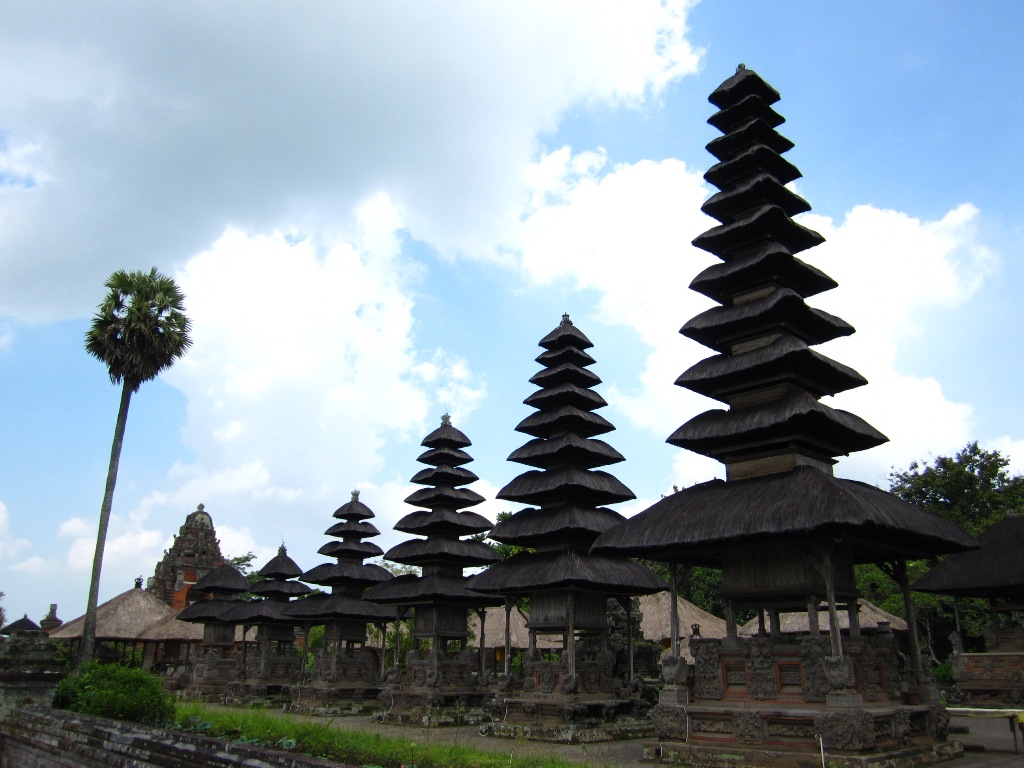 LET S GO AROUND THE WORLD 8 PURA TERINDAH DI BALI 