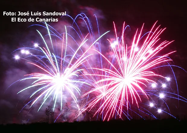 La polémica contratación de una empresa privada para sustituir a Bomberos de Las Palmas de Gran Canaria en la noche de los fuegos de San Lorenzo / Foto:José Luis Sand