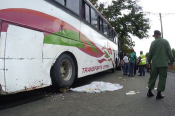 UNA PERSONA MUERTA Y 24 HERIDOS ES SALDO DE CHOQUE ENTRE UN AUTOBÚS REPLETO DE PASAJEROS Y OTRO VEHÍCULO OCURRIDO ESTE DOMINGO EN LA TARDE EN AUTOPISTA DUARTE PRÓXIMO A PEDRO BRAND