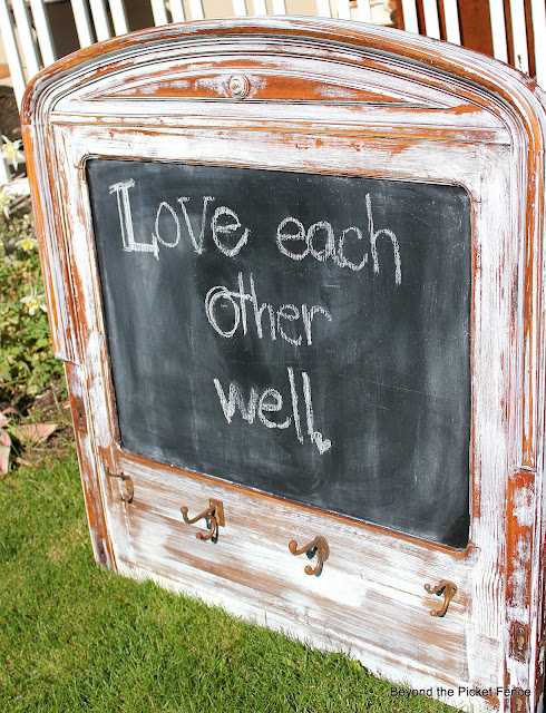 Repurposed headboard chalkboard Beyond The Picket Fencehttp://bec4-beyondthepicketfence.blogspot.com/2012/06/headboard-chalkboard.html 