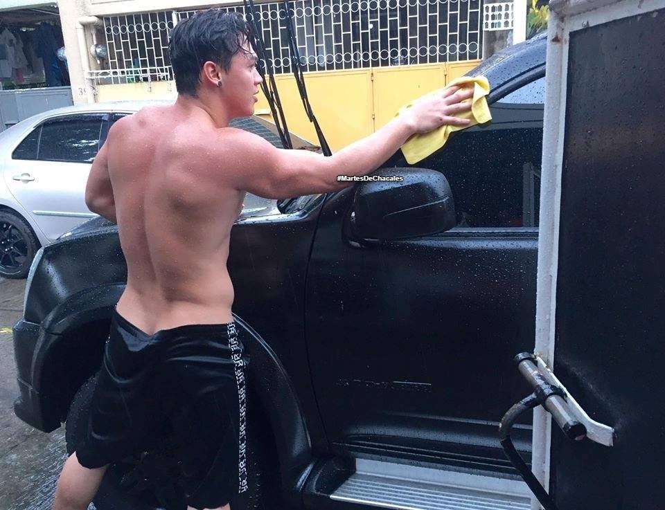 lavado de auto desnudo