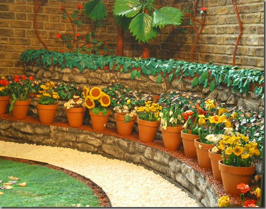 800px-Plasticine_garden_pots