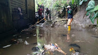 Sungai Cikapayang Kembali Dipadati Sampah, Ini Solusi Pelda Nursuhud Satgas Sub 02-22