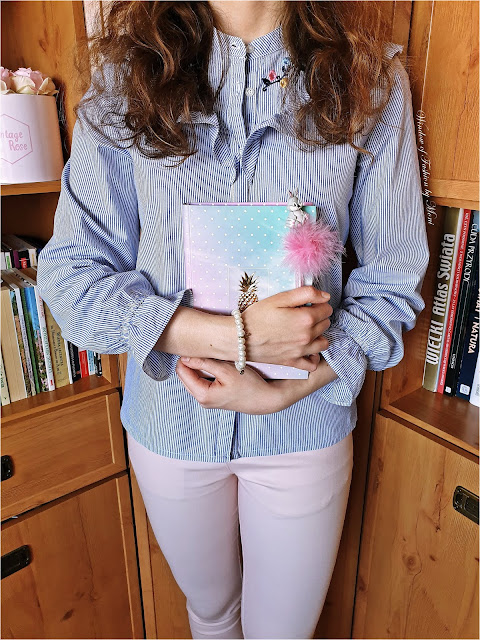 Koszula w paski Aldi, rózowe jeansy Biedronka, bransoletka z pereł Ania Kruk, pastelowy kalendarz, długopis z zajączkiem