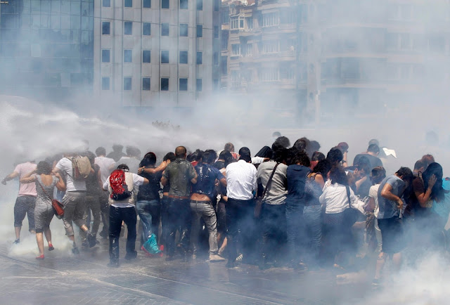 Η θεωρία των δύο άκρων στην υπηρεσία της σάπιας ολιγαρχίας