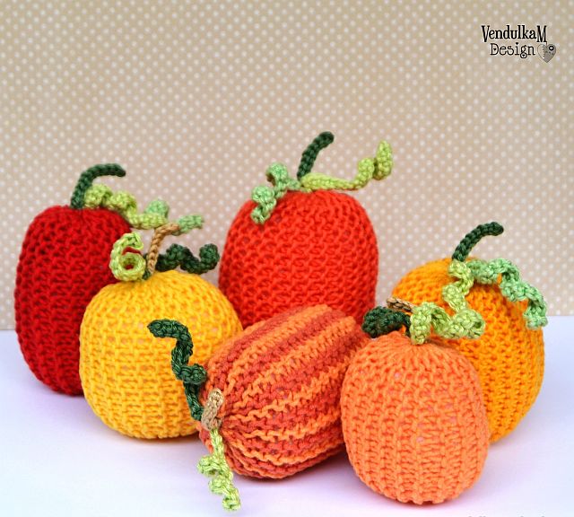 Knitted pumpkin decoration