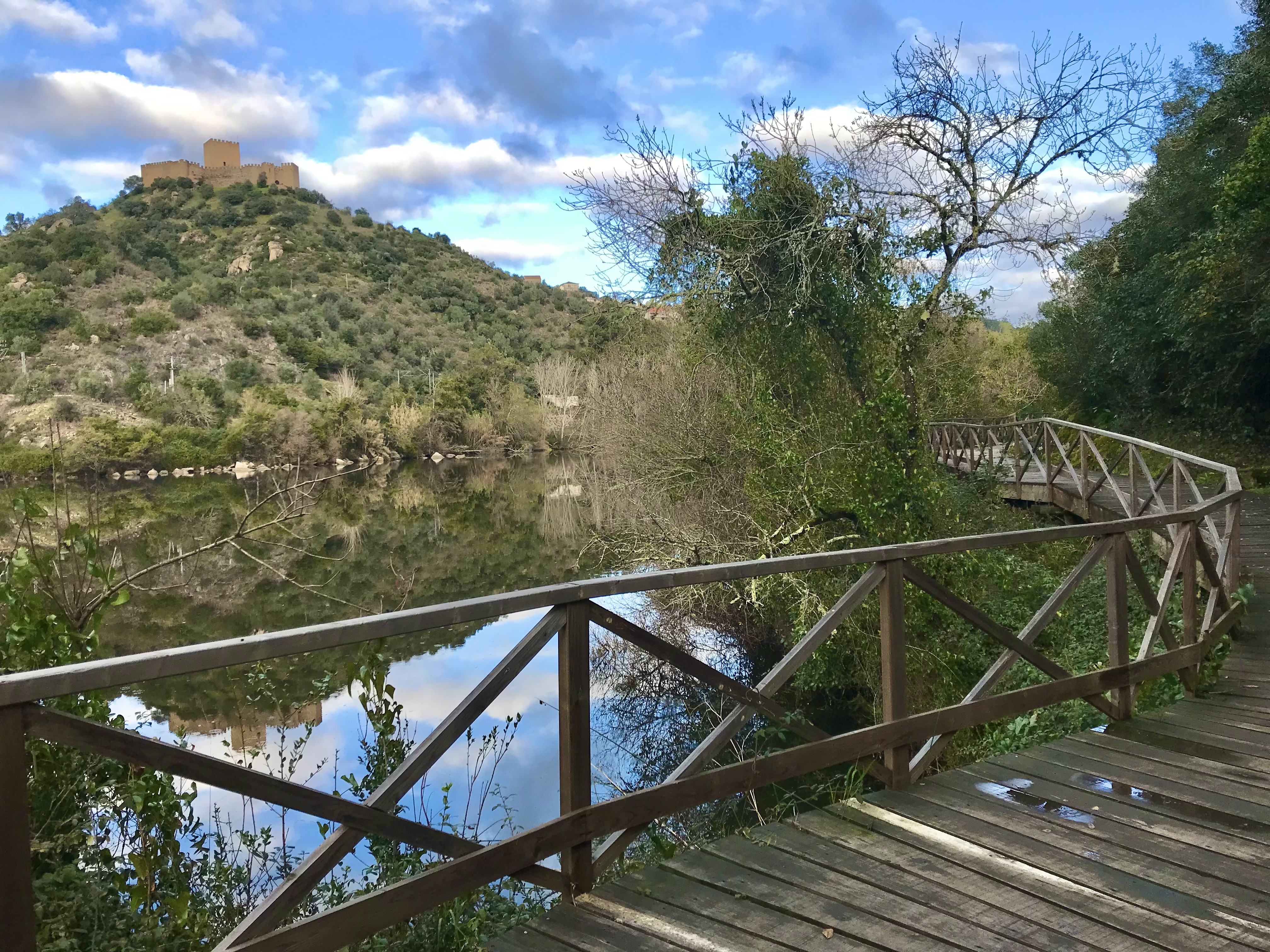 Passadiços do Alamal, Belver, rio Tejo, medieval, castelo, praia fluvial, Portalegre, Alentejo, Portugal,  PR1 Arribas do Tejo,  Ortiga, exposição de arte  contemporânea