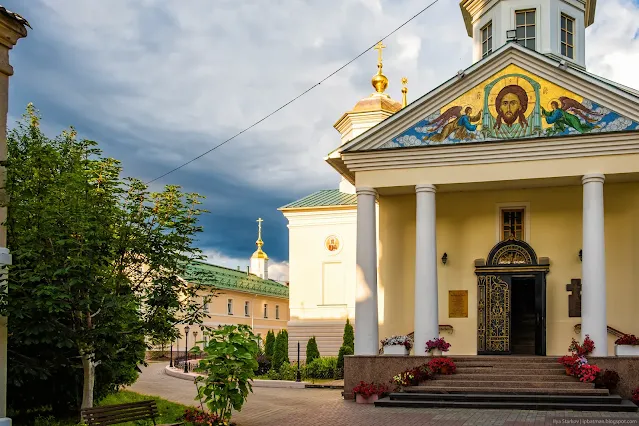 Пешеходная дорожка и благоустроенная территория у храма
