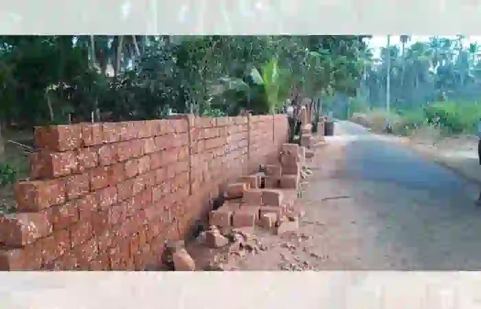 Top-Headlines, Panchayath, House, complaint, Family, Mogral, Building, Secretary ,Land, Members, Kerala.Construction of wall started in Mogral Gandhi Nagar to protect SC Colony