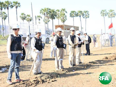ဆည္တည္းရြာမွာ ၂ဝ၁၄ ခုႏွစ္ ဒီဇင္ဘာလ ၂၃ ရက္ေန႔က ဝမ္ေပါင္ကုမၸဏီဝန္ထမ္းေတြ ၿခံစည္းရိုးခတ္ေနၾကစဥ္ Photo: Kyaw Zaw Win/RFA