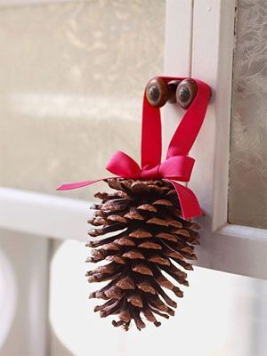 Decoração de Natal com pinhas, enfeites, pinhas pintadas, guirlandas, árvore de Natal tudo para você se inspirar.decoração de Natal com pinhas 