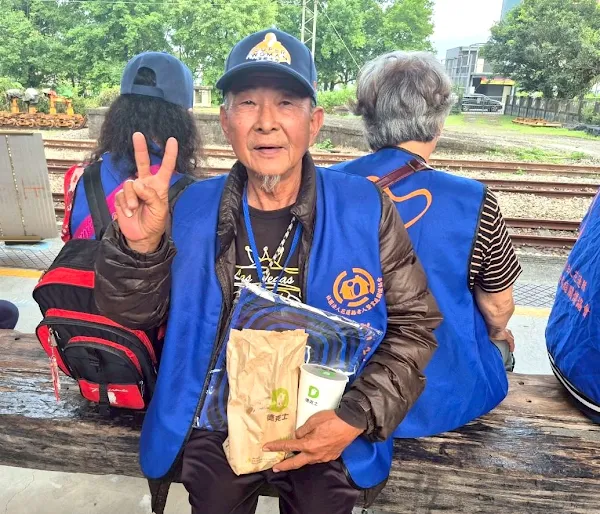 ▲德克士脆皮炸雞台北台大店響應公益，提供50份餐點，讓長輩們吃得開心、暖在心頭。（頂新和德文教基金會提供）