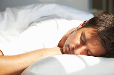 هل أنت ممن ‫‏يغطي‬ رأسه عند النوم ؟ هل هذا ‫‏التصرف‬ خاطيء؟ هل هذه ‫‏عادة‬ سيئة فقط أم فيها ‫‏مخاطر‬ ؟