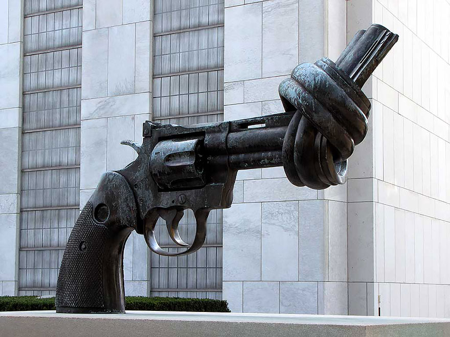 42 Of The Most Beautiful Sculptures In The World - The Knotted Gun, Turtle Bay, New York, Usa